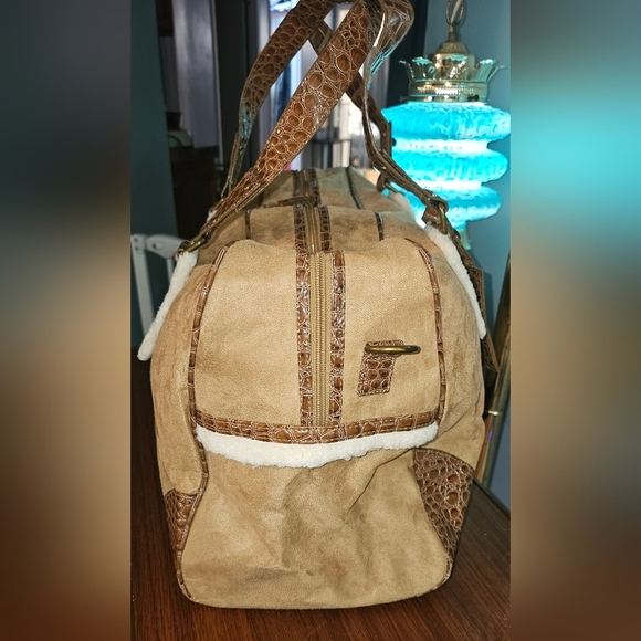 BATH & BODY WORKS | FAUX SUEDE LEATHER WITH SHERPA TRIM DUFFLE TRAVEL BAG - Picture 5 of 16